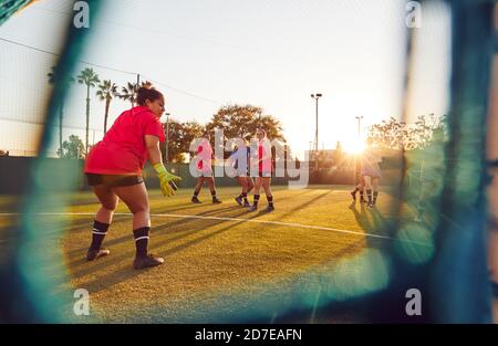 Découvrez Goal Net de l'équipe de football pour Femme jouant au football Correspondance Banque D'Images