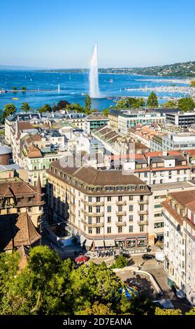 Vue aérienne sur les toits de Genève, la baie de Genève et le lac Léman depuis le clocher de la cathédrale Saint-Pierre lors d'une journée d'été ensoleillée. Banque D'Images