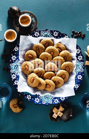 biscuits turcs aux amandes et café sur la table dans des plats traditionnels: une assiette avec un ornement et des tasses de cuivre. temps de thé Banque D'Images