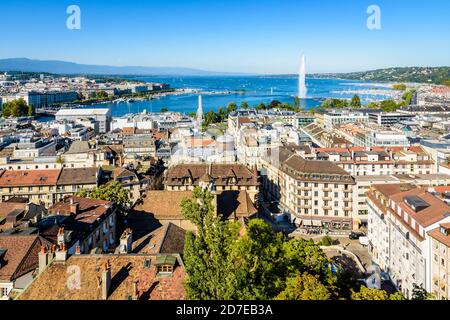 Vue aérienne sur les toits de Genève, la baie de Genève et le lac Léman depuis le clocher de la cathédrale Saint-Pierre lors d'une journée d'été ensoleillée. Banque D'Images