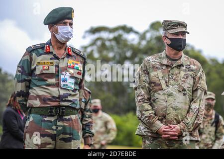 Le général de brigade de l'armée américaine Patrick Gaydon, à droite, avec le vice-chef d'état-major de l'armée indienne, Lgén S K Saini, lors d'un exposé sur une opération d'assaut aérien à la caserne Schofield East Range le 19 octobre 2020 à Honolulu, Hawaï. Banque D'Images