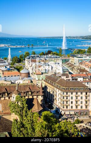 Vue aérienne sur les toits de Genève, la baie de Genève et le lac Léman depuis le clocher de la cathédrale Saint-Pierre lors d'une journée d'été ensoleillée. Banque D'Images