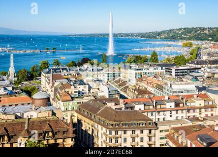 Vue aérienne sur les toits de Genève, la Suisse, la baie de Genève et le lac Léman depuis le clocher de la cathédrale par une belle journée d'été Banque D'Images