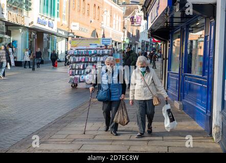 Windsor, Berkshire, Royaume-Uni. 22 octobre 2020. Le quartier royal de Windsor et Maidenhead a connu hier le plus grand nombre de cas positifs de coronavirus Covid-19 dans le Berkshire. Le nombre de cas positifs continue d'augmenter rapidement et les risques de Windsor sont à tout moment placés dans le niveau 2. Il a été annoncé aujourd'hui que Slough à proximité passera au niveau 2 des restrictions Covid-19 à partir de samedi après leur forte pointe dans les cas. Crédit : Maureen McLean/Alay Live News Banque D'Images