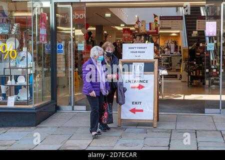 Windsor, Berkshire, Royaume-Uni. 22 octobre 2020. Le quartier royal de Windsor et Maidenhead a connu hier le plus grand nombre de cas positifs de coronavirus Covid-19 dans le Berkshire. Le nombre de cas positifs continue d'augmenter rapidement et les risques de Windsor sont à tout moment placés dans le niveau 2. Il a été annoncé aujourd'hui que Slough à proximité passera au niveau 2 des restrictions Covid-19 à partir de samedi après leur forte pointe dans les cas. Crédit : Maureen McLean/Alay Live News Banque D'Images