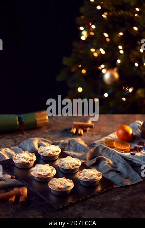 Tartes fraîches sur table pour Noël avec Lumières de l'arbre en arrière-plan Banque D'Images