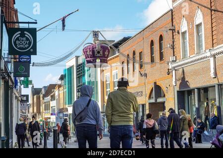 Windsor, Berkshire, Royaume-Uni. 22 octobre 2020. Le quartier royal de Windsor et Maidenhead a connu hier le plus grand nombre de cas positifs de coronavirus Covid-19 dans le Berkshire. Le nombre de cas positifs continue d'augmenter rapidement et les risques de Windsor sont à tout moment placés dans le niveau 2. Il a été annoncé aujourd'hui que Slough à proximité passera au niveau 2 des restrictions Covid-19 à partir de samedi après leur forte pointe dans les cas. Crédit : Maureen McLean/Alay Live News Banque D'Images