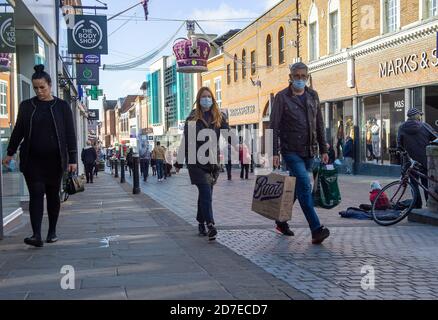 Windsor, Berkshire, Royaume-Uni. 22 octobre 2020. Le quartier royal de Windsor et Maidenhead a connu hier le plus grand nombre de cas positifs de coronavirus Covid-19 dans le Berkshire. Le nombre de cas positifs continue d'augmenter rapidement et les risques de Windsor sont à tout moment placés dans le niveau 2. Il a été annoncé aujourd'hui que Slough à proximité passera au niveau 2 des restrictions Covid-19 à partir de samedi après leur forte pointe dans les cas. Crédit : Maureen McLean/Alay Live News Banque D'Images