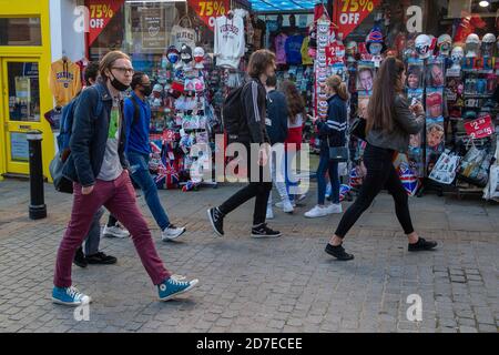 Windsor, Berkshire, Royaume-Uni. 22 octobre 2020. Le quartier royal de Windsor et Maidenhead a connu hier le plus grand nombre de cas positifs de coronavirus Covid-19 dans le Berkshire. Le nombre de cas positifs continue d'augmenter rapidement et les risques de Windsor sont à tout moment placés dans le niveau 2. Il a été annoncé aujourd'hui que Slough à proximité passera au niveau 2 des restrictions Covid-19 à partir de samedi après leur forte pointe dans les cas. Crédit : Maureen McLean/Alay Live News Banque D'Images