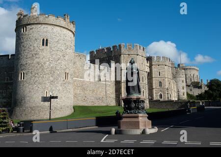 Windsor, Berkshire, Royaume-Uni. 22 octobre 2020. Le quartier royal de Windsor et Maidenhead a connu hier le plus grand nombre de cas positifs de coronavirus Covid-19 dans le Berkshire. Le nombre de cas positifs continue d'augmenter rapidement et les risques de Windsor sont à tout moment placés dans le niveau 2. Il a été annoncé aujourd'hui que Slough à proximité passera au niveau 2 des restrictions Covid-19 à partir de samedi après leur forte pointe dans les cas. Crédit : Maureen McLean/Alay Live News Banque D'Images