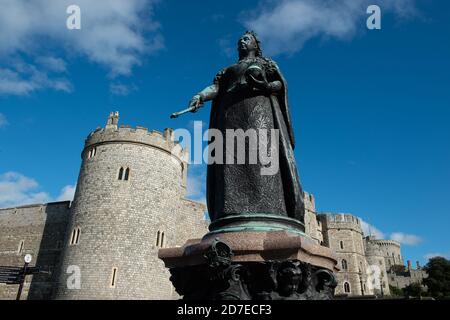 Windsor, Berkshire, Royaume-Uni. 22 octobre 2020. Le quartier royal de Windsor et Maidenhead a connu hier le plus grand nombre de cas positifs de coronavirus Covid-19 dans le Berkshire. Le nombre de cas positifs continue d'augmenter rapidement et les risques de Windsor sont à tout moment placés dans le niveau 2. Il a été annoncé aujourd'hui que Slough à proximité passera au niveau 2 des restrictions Covid-19 à partir de samedi après leur forte pointe dans les cas. Crédit : Maureen McLean/Alay Live News Banque D'Images