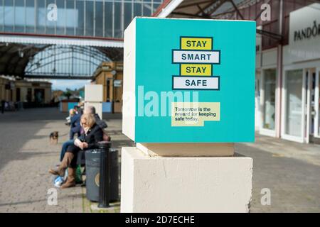 Windsor, Berkshire, Royaume-Uni. 22 octobre 2020. Le quartier royal de Windsor et Maidenhead a connu hier le plus grand nombre de cas positifs de coronavirus Covid-19 dans le Berkshire. Le nombre de cas positifs continue d'augmenter rapidement et les risques de Windsor sont à tout moment placés dans le niveau 2. Il a été annoncé aujourd'hui que Slough à proximité passera au niveau 2 des restrictions Covid-19 à partir de samedi après leur forte pointe dans les cas. Crédit : Maureen McLean/Alay Live News Banque D'Images