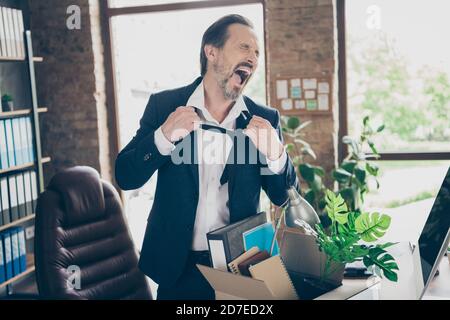 Photo d'un travailleur fatigué licencié homme d'âge mûr homme d'affaires échoué souffrir retirer la combinaison chaude serrée cravate travail perdu pack la boîte à effets personnels criait Banque D'Images