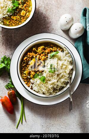 Dhal de lentilles indiennes avec légumes et riz basmati sur la table. Cuisine végétalienne ayurvédique saine Banque D'Images