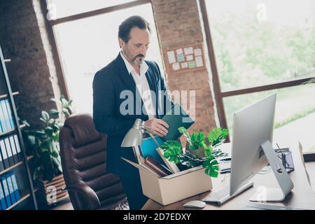 Photo de profil de triste travailleur licencié mature sans emploi gars perdu la crise financière du dernier jour ouvrable a ruiné les effets personnels du personnel d'emballage professionnel Banque D'Images