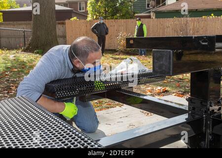 Detroit, Michigan - les bénévoles de CooperStandard installent des tables de pique-nique et font de l'aménagement paysager dans un parc de la ville dans le quartier de Morningside. Le parc i Banque D'Images