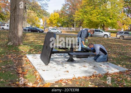 Detroit, Michigan - les bénévoles de CooperStandard installent des tables de pique-nique et font de l'aménagement paysager dans un parc de la ville dans le quartier de Morningside. Le parc i Banque D'Images