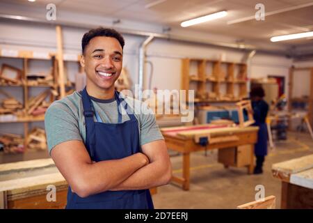 Portrait d'étudiant masculin étudiant pour l'apprentissage de la menuiserie à l'université Banque D'Images