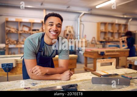 Portrait d'étudiant masculin étudiant pour l'apprentissage de la menuiserie à l'université Banque D'Images