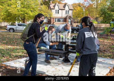 Detroit, Michigan - les bénévoles de CooperStandard installent des tables de pique-nique et font de l'aménagement paysager dans un parc de la ville dans le quartier de Morningside. Le parc i Banque D'Images