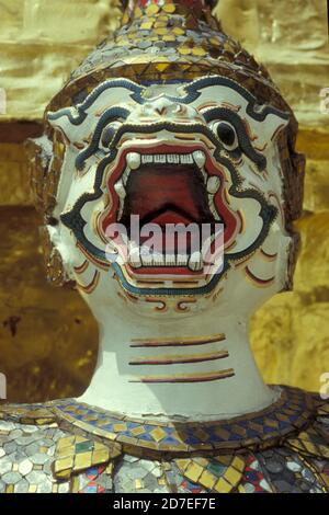 Une figure du Wat Phra Kaew dans ko ratanakosin dans la ville de Bangkok en Thaïlande à Southeastasia. Thaïlande, Bangkok, avril 2001 Banque D'Images