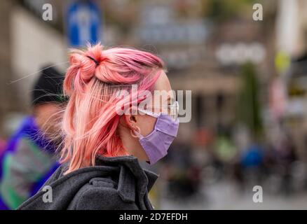 Dundee, Tayside, Écosse, Royaume-Uni. 22 octobre 2020. Port du masque Covid-19 : les résidents locaux portant des masques protecteurs dans le centre-ville de Dundee sont obligatoires dans des endroits tels que les magasins et les rencontres lors des nouvelles restrictions de verrouillage du 3e niveau Covid-19. Crédit : Dundee Photographics/Alamy Live News Banque D'Images