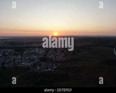 vue aérienne du logement avec coucher de soleil en arrière-plan Banque D'Images