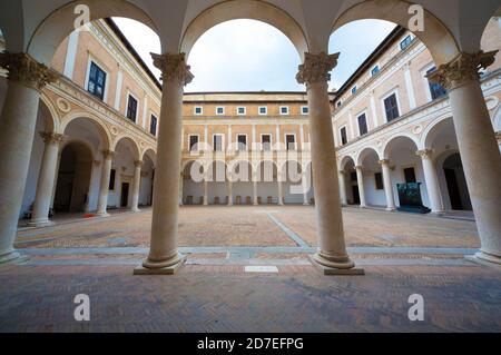 Cour du Palais Ducal à Urbino Banque D'Images