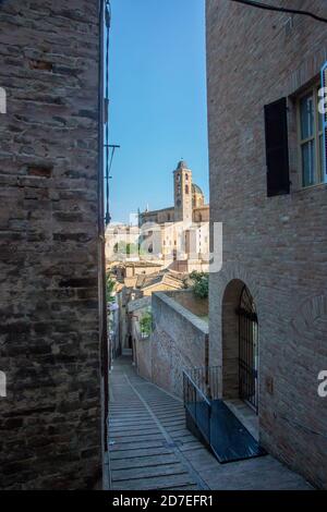 Palais ducal d'Urbino vu d'une allée Banque D'Images