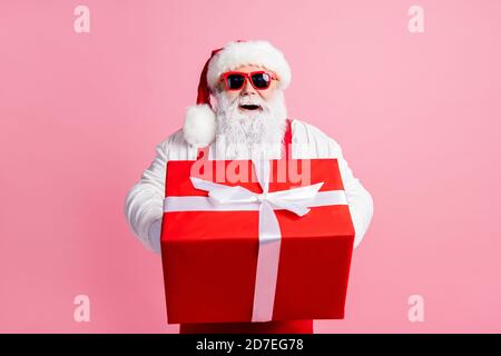 Portrait de son beau beau beau beau beau gai gai père de Santa tenir entre les mains donner la manipulation grande boîte-cadeau félicitations félicitations félicitations félicitations félicitations félicitations félicitations félicitations félicitations félicitations félicitations félicitations Nord Banque D'Images