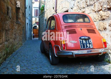 Ancienne Fiat 500 dans une ruelle étroite d'Orvieto Banque D'Images