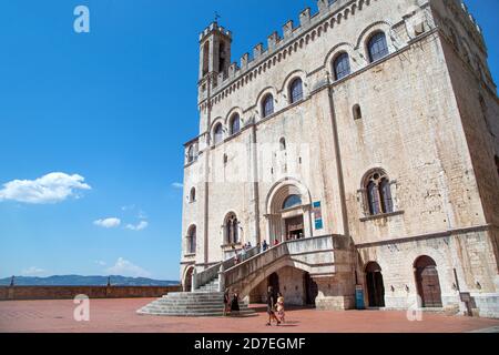 Palazzo dei Consoli et touristes à Gubbio, Italie Banque D'Images