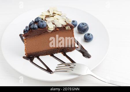 Gros plan de cheesecake au chocolat maison aux myrtilles et aux amandes coupes Banque D'Images
