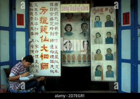 Une boutique de billets de fortune dans la ville de Bangkok en Thaïlande à Southeastasia. Thaïlande, Bangkok, avril 2001 Banque D'Images