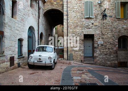 Fiat 600 d'époque dans une rue d'Assise Banque D'Images