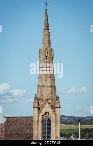 La tour, la flèche, la fenêtre de l'arche pointue et l'architecture gothique ornée du clocher de l'église méthodiste centrale Rotherham Banque D'Images