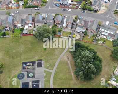 vue aérienne du petit parc de jeu vide et du logement adjacent Banque D'Images