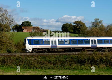 Chiltern Railways train diesel de classe 165 dans la campagne du Warwickshire à l'automne, au Royaume-Uni Banque D'Images