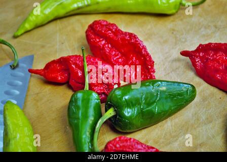 Poivre de banane jalapeno habanero frais et couteau sur un bois planche à découper Banque D'Images