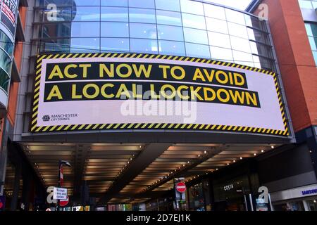 Covid 19 ou coronavirus signalisation et publicité à Manchester, Grand Manchester, Angleterre, Royaume-Uni. Un panneau lumineux payé par le Conseil municipal de Manchester sur le centre commercial Arndale exhorte les gens à agir maintenant pour éviter un verrouillage local. Banque D'Images