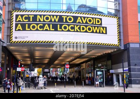 Covid 19 ou coronavirus signalisation et publicité à Manchester, Grand Manchester, Angleterre, Royaume-Uni. Un panneau lumineux payé par le Conseil municipal de Manchester sur le centre commercial Arndale exhorte les gens à agir maintenant pour éviter un verrouillage local. Banque D'Images