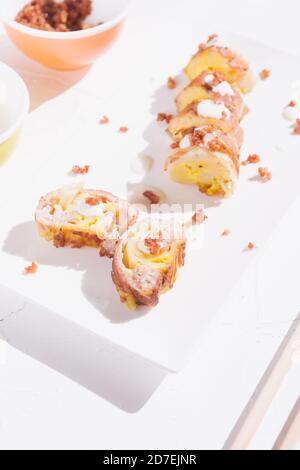 Rouleaux maki de style sushi Carbonara, refaçonnant un plat traditionnel Banque D'Images