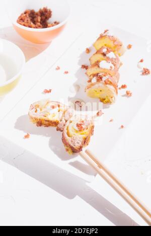 Rouleaux maki de style sushi Carbonara, refaçonnant un plat traditionnel Banque D'Images