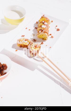 Rouleaux maki de style sushi Carbonara, refaçonnant un plat traditionnel Banque D'Images