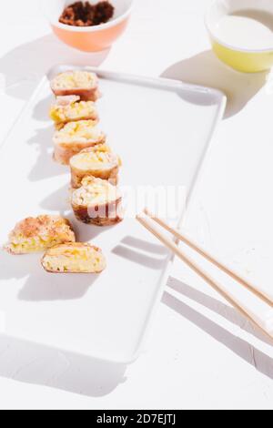Rouleaux maki de style sushi Carbonara, refaçonnant un plat traditionnel Banque D'Images