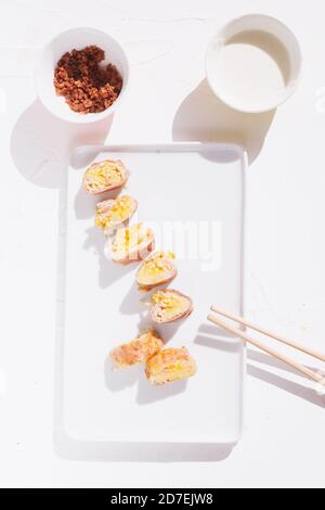 Rouleaux maki de style sushi Carbonara, refaçonnant un plat traditionnel Banque D'Images