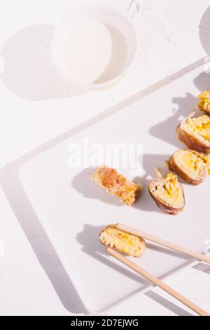 Rouleaux maki de style sushi Carbonara, refaçonnant un plat traditionnel Banque D'Images