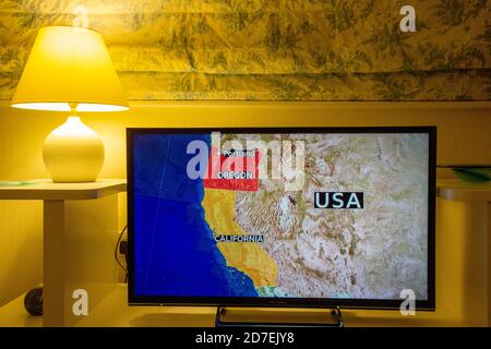 Les nouvelles de la BBC couvrant les feux de forêt dévastateurs en Californie exclamés par le changement climatique. Banque D'Images