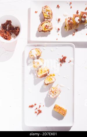 Rouleaux maki de style sushi Carbonara, refaçonnant un plat traditionnel Banque D'Images