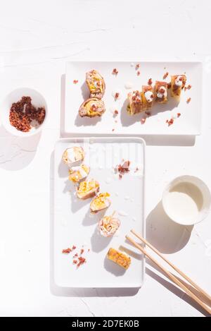 Rouleaux maki de style sushi Carbonara, refaçonnant un plat traditionnel Banque D'Images